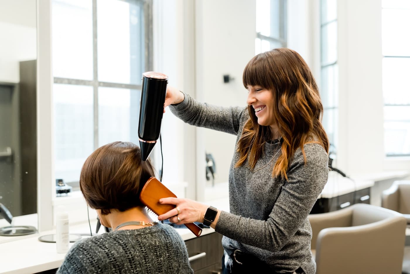 Coiffeuse utilisant GetSynkro